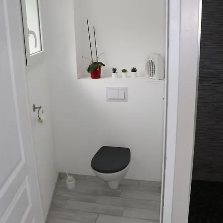 Family Of 5 Bedrooms *