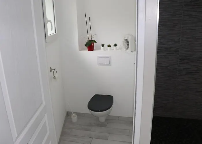 Family Of 5 Bedrooms *